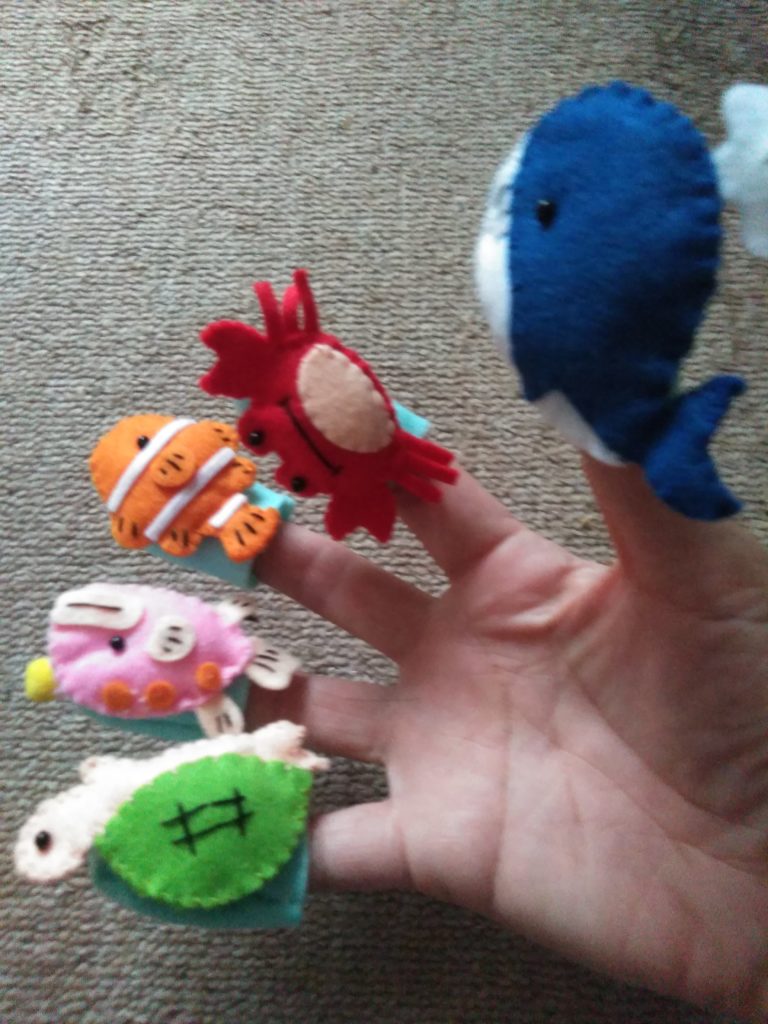カメ、魚、クジラ、カニなどの指人形です。
